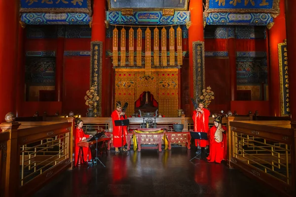 中国北京 2020年1月12日 一群中国音乐家在孔庙向孔子献上传统崇拜音乐 — 图库照片