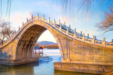 Çin, Pekin 'deki Yaz Sarayı' ndan Xiuyi Köprüsü.