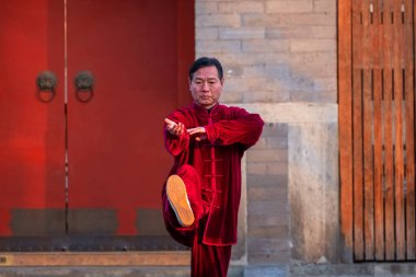 Pekin, Çin - 12 Ocak 2020: Sabahleyin Zhonglou Bell Kulesi önünde Tai Chi çalışması yapan tanımlanamayan bir grup insan