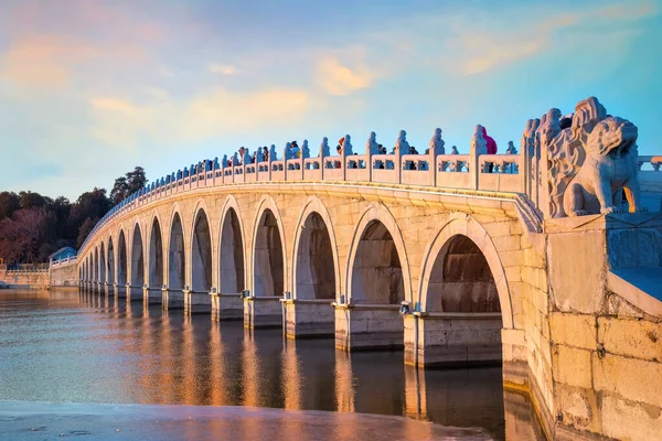 Pekin Chiny Stycznia 2020 Siedemnaście Arch Bridge Summer Palace Łączy — Zdjęcie stockowe