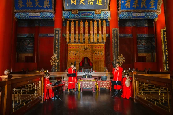 中国北京 2020年1月12日 一群中国音乐家在孔庙向孔子献上传统崇拜音乐 — 图库照片