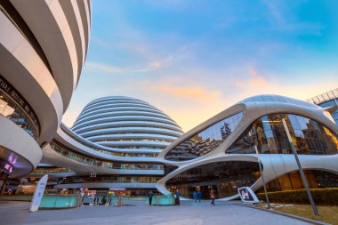 Pekin, Çin - 12 Ocak 2020: Galaxy Soho Building, mimar Zaha Hadid tarafından tasarlanmış bir şehir kompleksi. Kompleks mağazalar, ofisler ve eğlence tesisleri sunuyor.