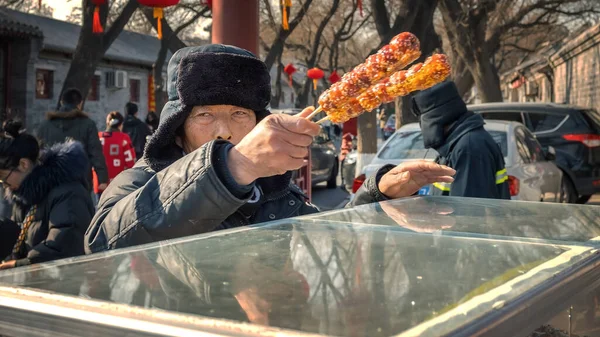 Pekin Chiny Stycznia 2020 Niezidentyfikowany Sprzedawca Uliczny Sprzedaje Tanghulu Północno — Zdjęcie stockowe