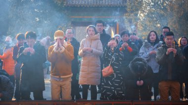 Pekin, Çin - 12 Ocak 2020: Kimliği belirsiz insanlar Yonghegong Lama Tapınağı 'ndaki Tanrılar ve Buda' ya saygılarını sunuyorlar - Barış ve Uyum Sarayı