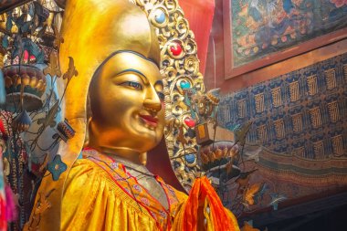 Pekin, Çin - 12 Ocak 2020: Yonghegong Lama Tapınağı 'ndaki dini heykel - Barış ve Uyum Sarayı