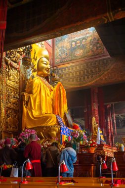 Pekin, Çin - 12 Ocak 2020: Yonghegong Lama Tapınağı 'ndaki dini heykel - Barış ve Uyum Sarayı