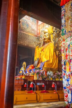 Pekin, Çin - 12 Ocak 2020: Yonghegong Lama Tapınağı 'ndaki dini heykel - Barış ve Uyum Sarayı