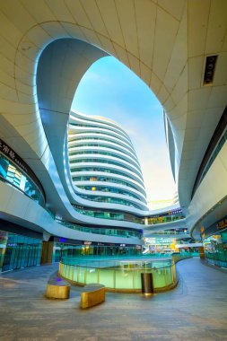Pekin, Çin - 12 Ocak 2020: Galaxy Soho Building, mimar Zaha Hadid tarafından tasarlanmış bir şehir kompleksi. Kompleks mağazalar, ofisler ve eğlence tesisleri sunuyor.