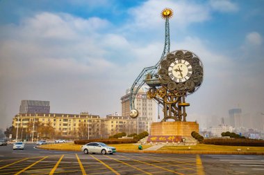 Tianjin, Çin - 16 Ocak 2020: Tianjin Century Clock Jiefang Köprüsü önünde otururken, Tianjin 'de modern Çin endüstrisinin doğuşunu temsil etmektedir.