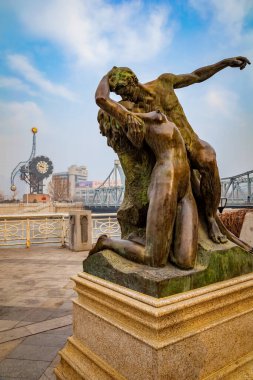 Çin 'in Tianjin kentindeki Haihe Nehri yakınlarındaki Özgürlük Köprüsü (Jiefang Köprüsü) boyunca uzanan bronz heykeller.