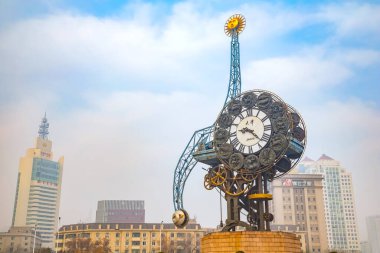 Tianjin, Çin 'deki Tianjin İstasyonu önündeki Tianjin Yüzyıl Saati
