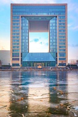 Tianjin, Çin - 16 Ocak 2020: St. Regis Oteli, Tianjin şehrinin merkezindeki Heping Bölgesi 'nin finans bölgesinin merkezindeki Haihe Nehri' nin resminde yer almaktadır.