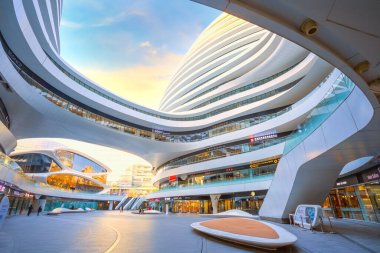 Pekin, Çin - 12 Ocak 2020: Galaxy Soho Building, mimar Zaha Hadid tarafından tasarlanmış bir şehir kompleksi. Kompleks mağazalar, ofisler ve eğlence tesisleri sunuyor.