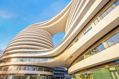 Pekin, Çin - 12 Ocak 2020: Galaxy Soho Building, mimar Zaha Hadid tarafından tasarlanmış bir şehir kompleksi. Kompleks mağazalar, ofisler ve eğlence tesisleri sunuyor.