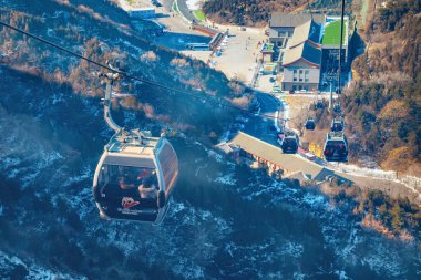Pekin, Çin - 14 Ocak 2020 Badaling sahasındaki Çin Seddi 'ne giden teleferik, turistler için büyük bir duvarı aşmanın en rahat yoludur.