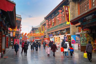 Tianjin, Çin - 16 Ocak 2020: Guwenhua Jie, Tian Hou tapınağı, dükkanları, nad caddesi satıcıları ile birlikte Nankai Nehri 'nin batı kıyısında yer alan bir yaya yolu kompleksi.