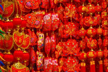 Tianhou Sarayı 'nda Çin Tanrısı Tianjin' de Çin Tanrısı 'na ibadet etmek için asılmış küçük süslemeler.