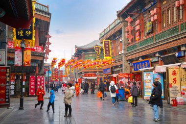 Tianjin, Çin - 16 Ocak 2020: Guwenhua Jie, Tian Hou tapınağı, dükkanları, nad caddesi satıcıları ile birlikte Nankai Nehri 'nin batı kıyısında yer alan bir yaya yolu kompleksi.