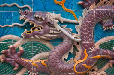 Pekin, Çin - 11 Ocak 2020: Çin İmparatorluk Sarayı ve Gradenler 'de bulunan 9 farklı Çin Ejderhası' ndan oluşan Beihai Park 'taki Dokuz-Drgon Ekranı