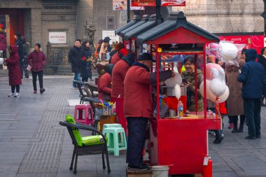Tianjin, Çin - 16 Ocak 2020: Nankai Bölgesi 'ndeki Guwenhua Jie yaya yolunda kimliği belirsiz insanlar