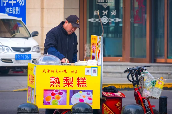 中国天津 2020年1月16日 不明身份的街头小贩在意大利风格城镇附近的街道上出售传统的中国甜食 — 图库照片