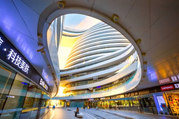 中国北京 2020年1月12日 银河苏豪大楼 Galaxy Soho Building 是一座由建筑师扎哈 哈迪德 Zaha Hadid — 图库照片