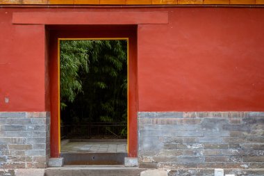 Yongan Tapınağı (Ebedi Barış Tapınağı) Pekin 'deki Pekin Çiçek Adası' ndaki Pekin Parkı 'nın kalbinde yer almaktadır.