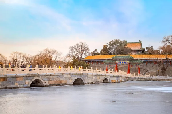 永安寺 永安寺 中国北京市玉花島の北海公園の中心部に位置する寺院 — ストック写真