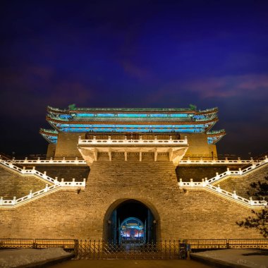 Qianmen ya da Zhengyangmen Kapısı 'ndaki okçuluk kulesi, ilk kez 1419 yılında Tiananmen Meydanı' nın güney tarafında yer alan Ming hanedanı sırasında inşa edilmiştir.