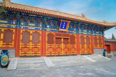 İmparator Qianlong, Beihai Park 'ın kuzeybatısındaki Budist tapınağına dönüşene kadar Chanfu Tapınağı, Ming Hanedanlığı' ndaki Taisu Malikânesiydi.
