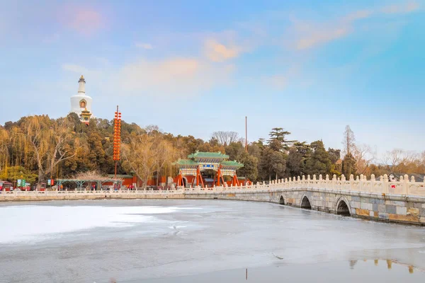 永安寺 永遠の平和の寺 玉花島の北海公園の中心部に位置しています 北京で最も神聖なダゴバの一つである白いダゴバがあります — ストック写真