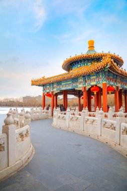 Beihai Parkı 'nın kuzeybatısındaki Beş Ejder Köşkü. Ming Hanedanlığı' nda inşa edilmiş. Balık tutmak, havai fişekleri izlemek, imparatorlar ve eşleri tarafından Ay 'a hayran olmak için kullanılırmış.