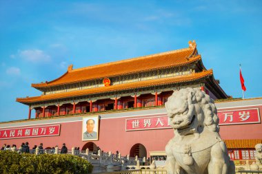 Tiananmen Kapısı ilk kez 1420 'de Ming Hanedanı' nda inşa edildi. Yasak şehrin bulunduğu İmparatorluk Sarayı 'nın giriş kapısı.