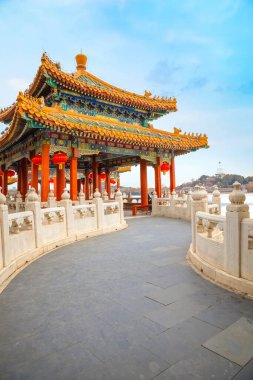 Beihai Parkı 'nın kuzeybatısındaki Beş Ejder Köşkü. Ming Hanedanlığı' nda inşa edilmiş. Balık tutmak, havai fişekleri izlemek, imparatorlar ve eşleri tarafından Ay 'a hayran olmak için kullanılırmış.