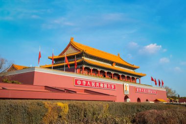Tiananmen Kapısı ilk kez 1420 'de Ming Hanedanı' nda inşa edildi. Yasak şehrin bulunduğu İmparatorluk Sarayı 'nın giriş kapısı.