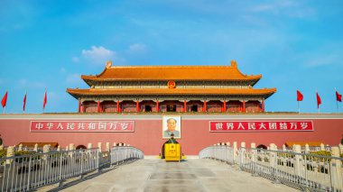 Pekin, Çin - 8 Ocak 2020: Kimliği belirsiz Çin askeri subayı Yasak Şehir 'in önündeki Tiananmen Kapısı' nda nöbet tutuyor