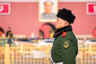 Pekin, Çin - 8 Ocak 2020: Kimliği belirsiz Çin askeri subayı Yasak Şehir 'in önündeki Tiananmen Kapısı' nda nöbet tutuyor