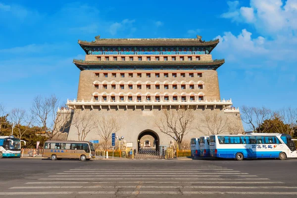 Qianmen ya da Zhengyangmen Kapısı 'ndaki okçuluk kulesi, ilk kez 1419 yılında Tiananmen Meydanı' nın güney tarafında yer alan Ming hanedanı sırasında inşa edilmiştir.