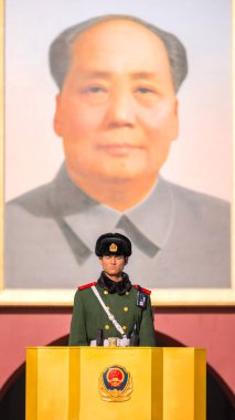 Pekin, Çin - 8 Ocak 2020: Kimliği belirsiz Çin askeri subayı Yasak Şehir 'in önündeki Tiananmen Kapısı' nda nöbet tutuyor