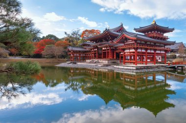 Japonya 'nın başkenti Kyoto' da sonbaharda güzel yeşillikleri olan Phoenix Byodo-in Tapınağı 'nın manzarası.