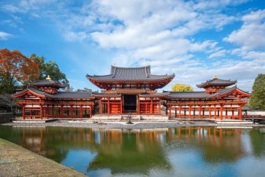 Japonya 'nın başkenti Kyoto' da sonbaharda güzel yeşillikleri olan Phoenix Byodo-in Tapınağı 'nın manzarası.