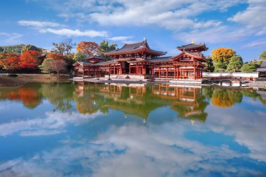 Japonya 'nın başkenti Kyoto' da sonbaharda güzel yeşillikleri olan Phoenix Byodo-in Tapınağı 'nın manzarası.