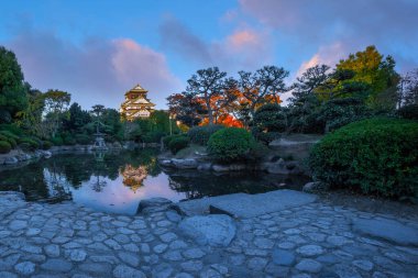 Osaka Kalesi 'nin sonbaharda Osaka, Japonya' da güzel yeşillikleri olan manzarası.