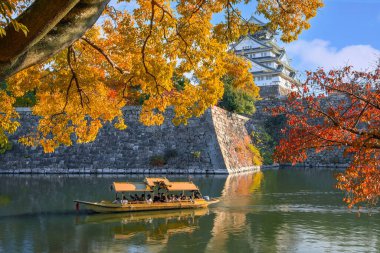  Osaka Gozabune, Osaka, Japonya 'daki Osaka şatosunun iç hendeğinde turistlerle tekne gezisi yapıyor.