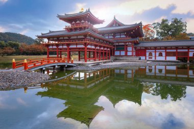 Japonya 'nın başkenti Kyoto' da sonbaharda güzel yeşillikleri olan Phoenix Byodo-in Tapınağı 'nın manzarası.