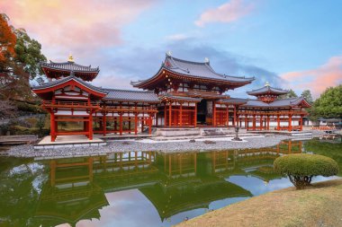 Japonya 'nın başkenti Kyoto' da sonbaharda güzel yeşillikleri olan Phoenix Byodo-in Tapınağı 'nın manzarası.