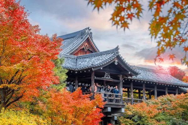 Japonya, Kyoto 'da sonbaharda güzel yeşilliklerle Tofukuji Tapınağı manzarası