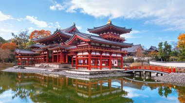 Japonya 'nın Kyoto şehrinde sonbaharda çok güzel yeşillikleri olan Phoenix' teki Byodo-in Tapınağı.