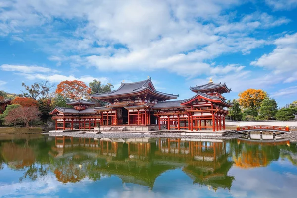 Japonya 'nın Kyoto şehrinde sonbaharda çok güzel yeşillikleri olan Phoenix' teki Byodo-in Tapınağı.