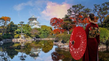 Osaka Kalesi 'nin sonbaharda Osaka, Japonya' da güzel yeşillikleri olan manzarası.